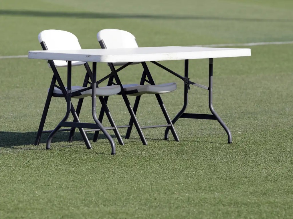 Outdoor table and chair rentals Chicago — backyard party setup